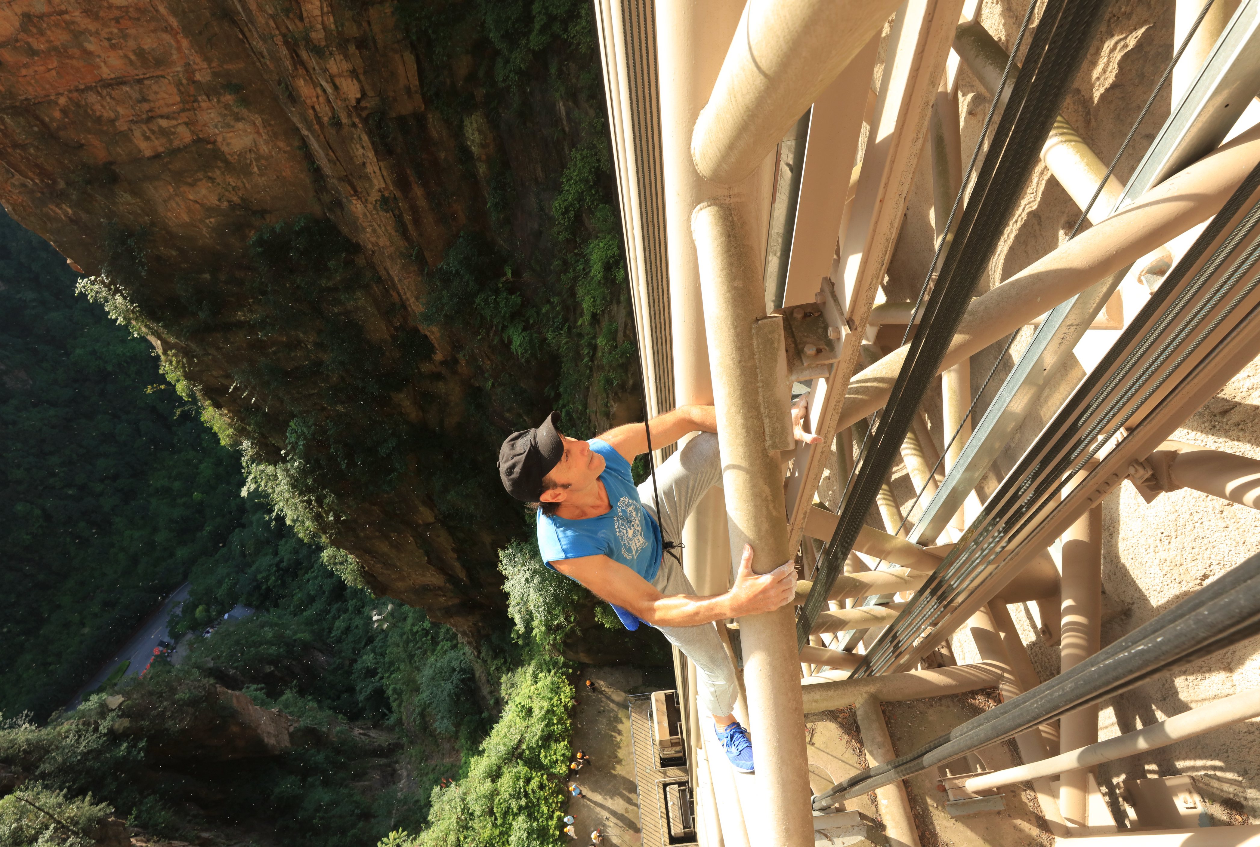 湖南張家界：法國攀巖運動員徒手攀爬百龍天梯